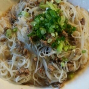 簡単ピリ辛肉混ぜうどん♪